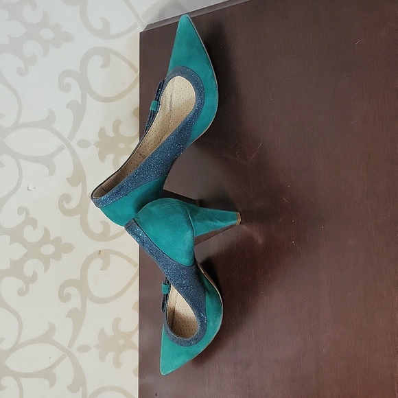 Green suede shoes sz US7 but I have 6.5 and it's just right for me. - Picture 3 of 6